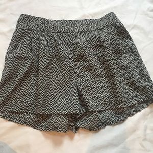Black and white American Eagle shorts